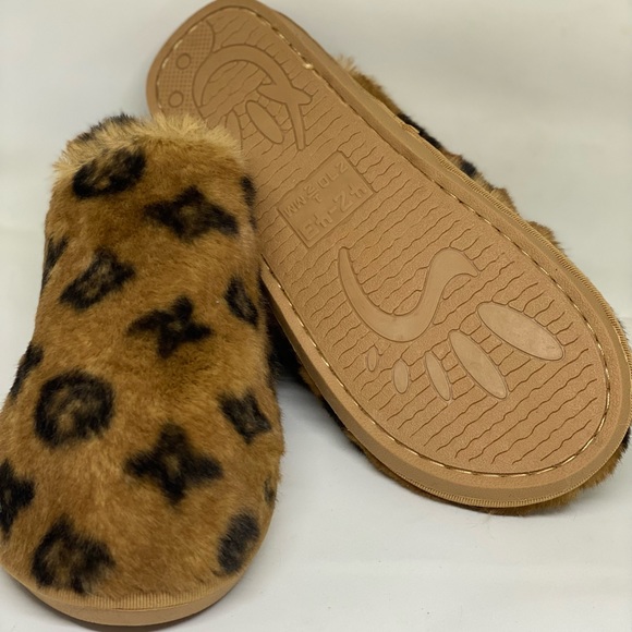 ONLY 1 PAIR LEFT! Winter Fur Closed Toes Slippers - Picture 2 of 3
